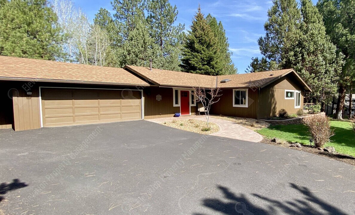 20358 Donkey Sled Rd in Bend, OR - Building Photo