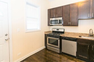 1758 W Montrose, Unit 2 in Chicago, IL - Foto de edificio - Building Photo