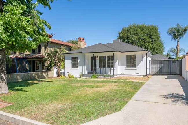 16812 Addison St in Encino, CA - Foto de edificio - Building Photo