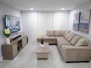 802 NW 87th Ave in Miami, FL - Building Photo - Building Photo