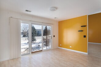 712 Hamilton Ct in Schaumburg, IL - Building Photo - Building Photo