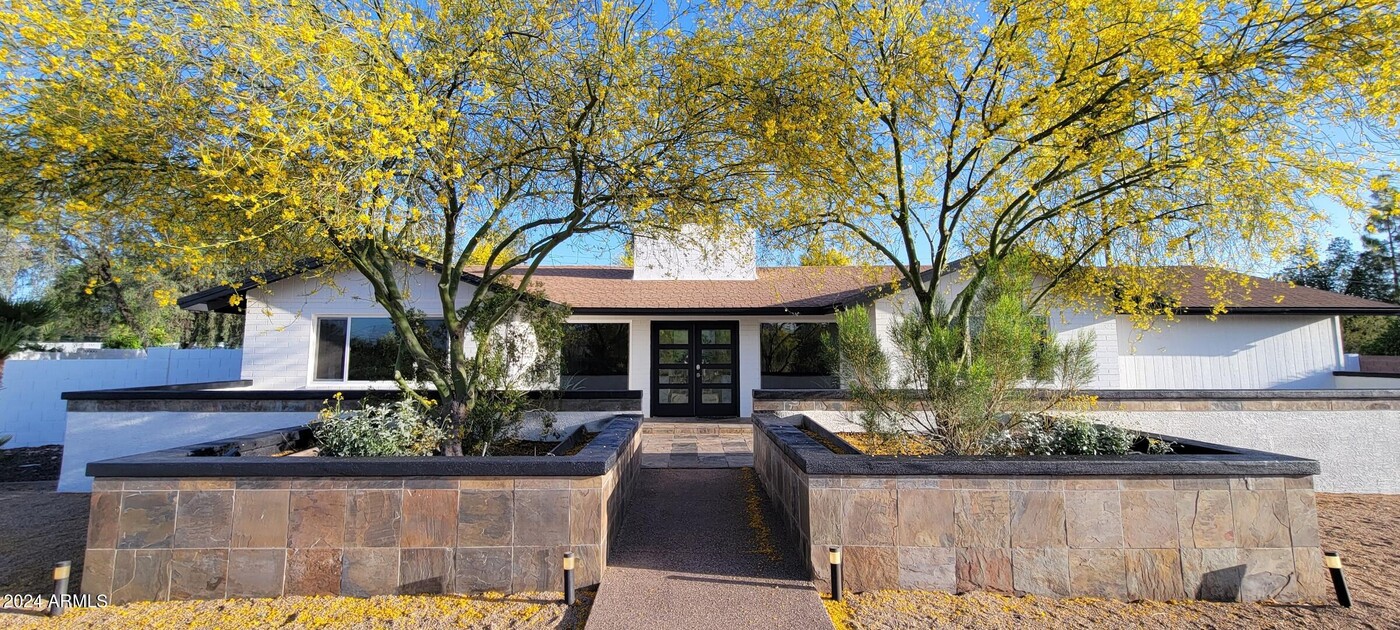 5715 E Wilshire Dr in Scottsdale, AZ - Building Photo