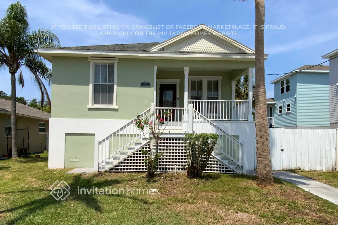 402 Shaddock St in Tarpon Springs, FL - Foto de edificio