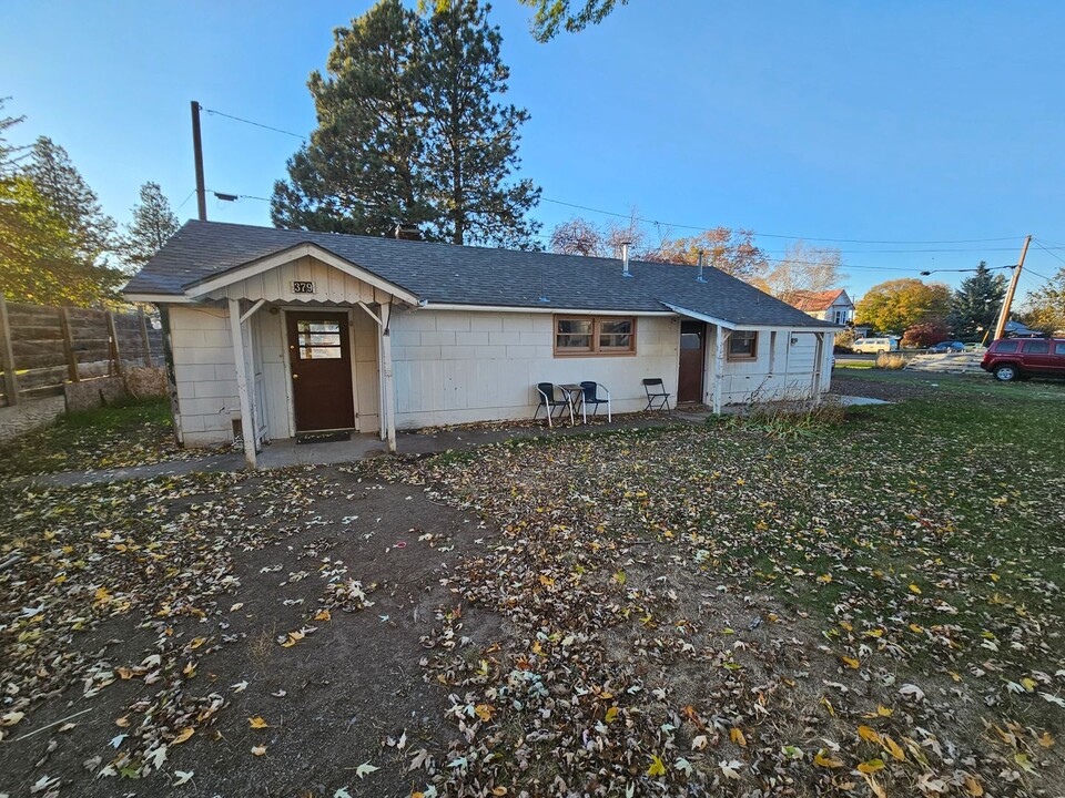 379 N 1st St in Union, OR - Building Photo