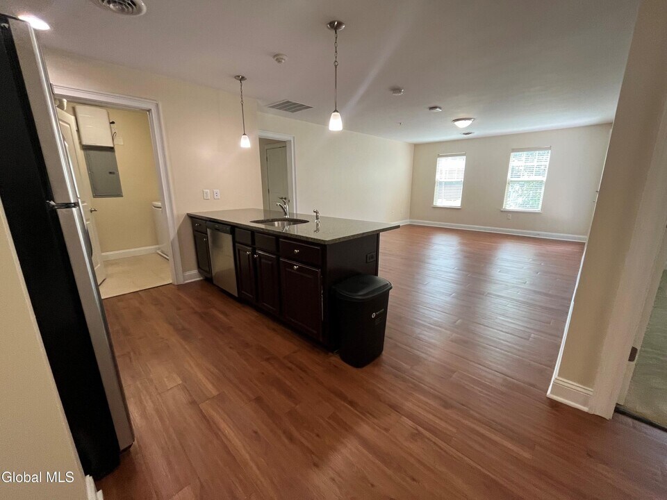 11 Hampstead Pl in Saratoga Springs, NY - Building Photo