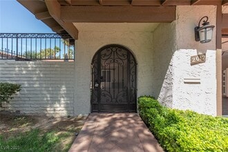 2012 Calle de Espana in Las Vegas, NV - Building Photo - Building Photo