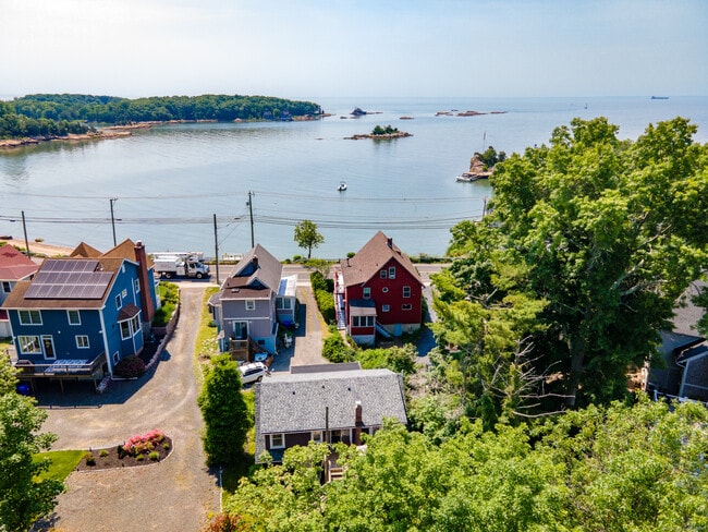 198 Shore Dr in Branford, CT - Building Photo - Building Photo