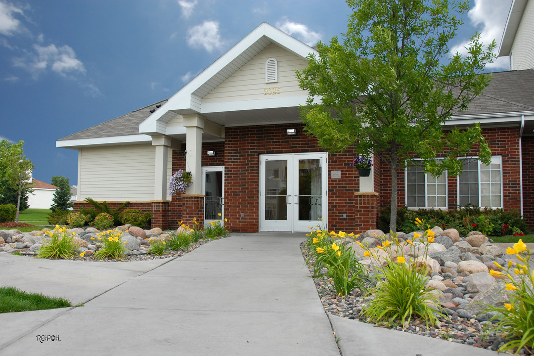 Arbor Glen in Maple Grove, MN - Foto de edificio