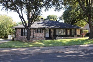 2730 King Cole Dr in Dallas, TX - Building Photo