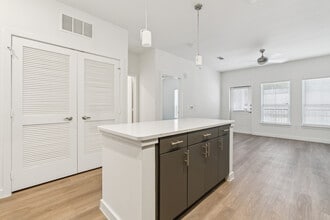 Vistas at Thousand Oaks in San Antonio, TX - Building Photo - Building Photo