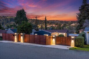 8124 Greenly Dr in Oakland, CA - Building Photo