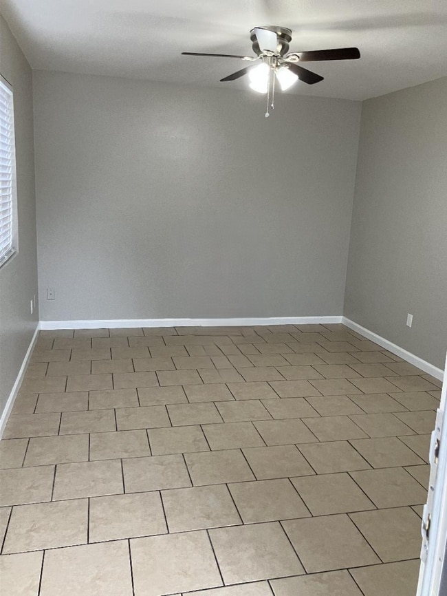 1059 W 19th St in Merced, CA - Foto de edificio - Building Photo