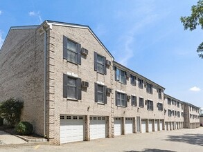 Coventry Square Apartments in Westwood, NJ - Foto de edificio - Building Photo