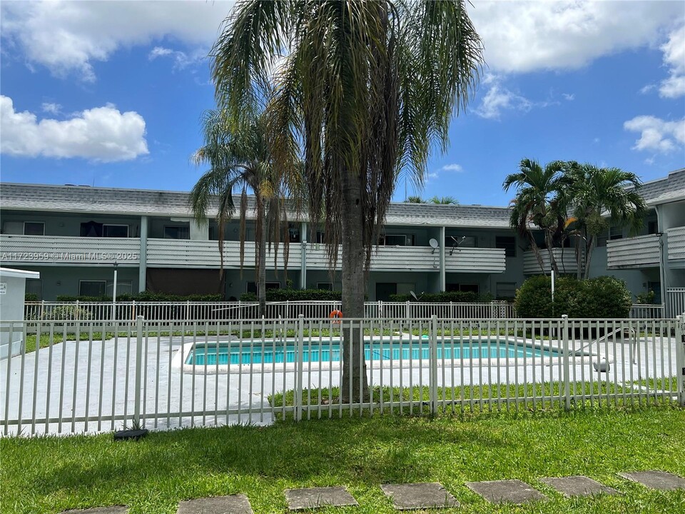 4251 NW 5th St, Unit 109 in Plantation, FL - Building Photo