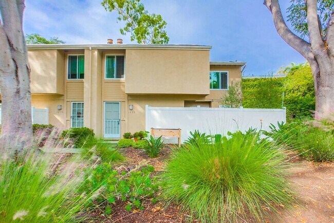 1228 Evergreen Dr in Encinitas, CA - Foto de edificio - Building Photo