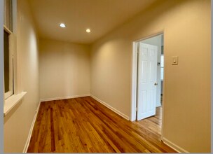 2219 N Hoyne Ave, Unit 2R in Chicago, IL - Foto de edificio - Building Photo