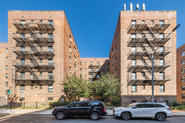 Elmhurst Gardens in Elmhurst, NY - Foto de edificio - Building Photo