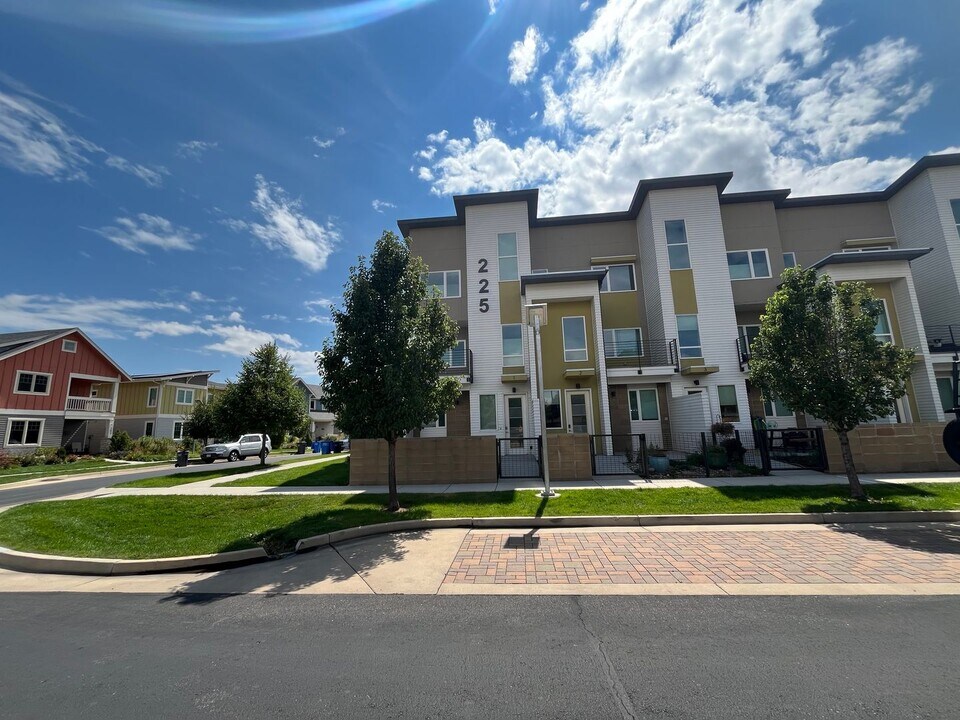 225 Green Leaf Street in Fort Collins, CO - Building Photo