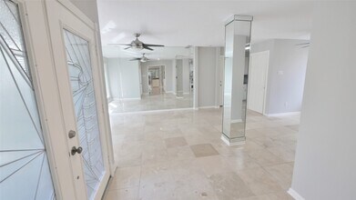 8003 Oakwood Forest Dr in Houston, TX - Building Photo - Building Photo