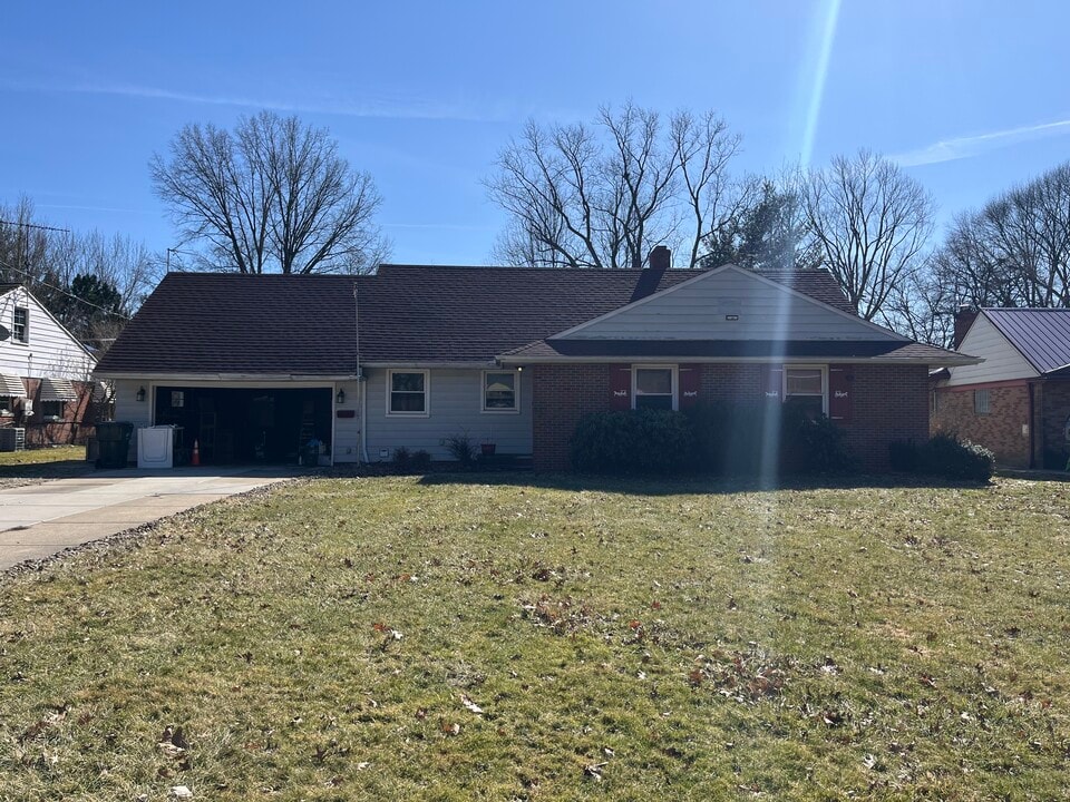 2017 Natona Rd in Euclid, OH - Foto de edificio