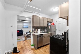 652 W Oakdale Ave in Chicago, IL - Foto de edificio - Building Photo