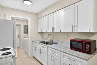 1778 Aquarius Ct in Ft. Myers, FL - Foto de edificio - Building Photo