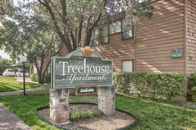 Alamo Heights Treehouse in San Antonio, TX - Building Photo - Building Photo