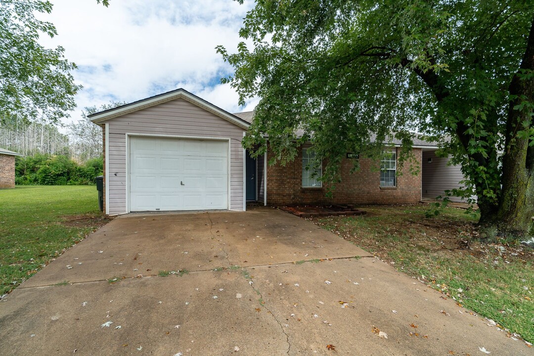 1549 N Boxley Ave in Fayetteville, AR - Building Photo