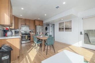 1223 W 37th Dr in Los Angeles, CA - Building Photo - Interior Photo