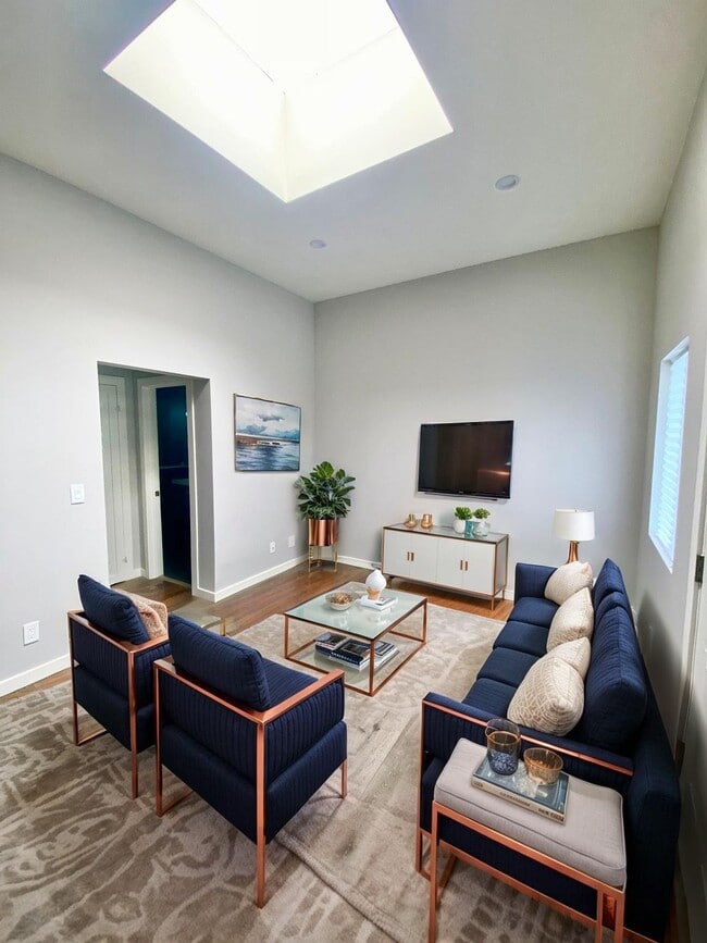 Sweet Spot Alert! Cozy 1 Bed in the Heart ... in Los Angeles, CA - Building Photo - Building Photo