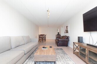 4 Consulate Dr in Eastchester, NY - Building Photo - Building Photo