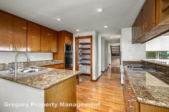 2914 E Lake Sammamish Pkwy NE in Sammamish, WA - Building Photo - Building Photo