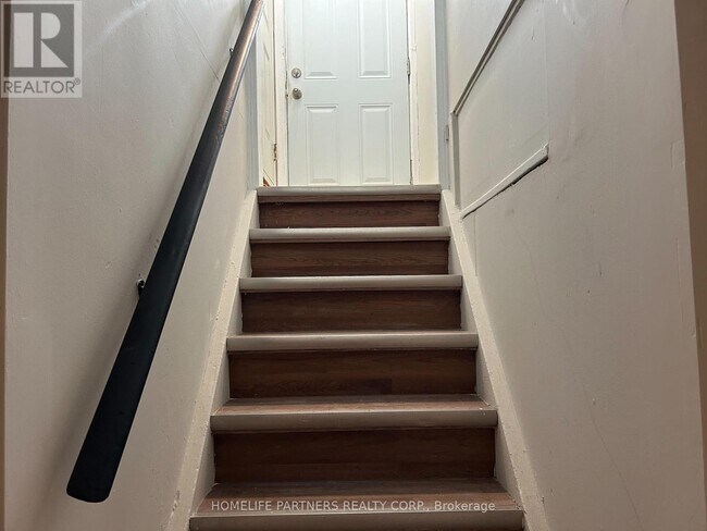 40 Strathavon Dr in Toronto, ON - Building Photo - Building Photo