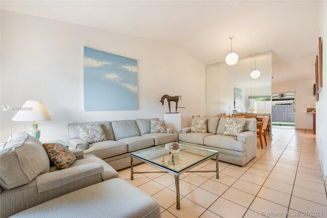 1227 SW 104th Ct-Unit -7-4A in Miami, FL - Foto de edificio - Building Photo