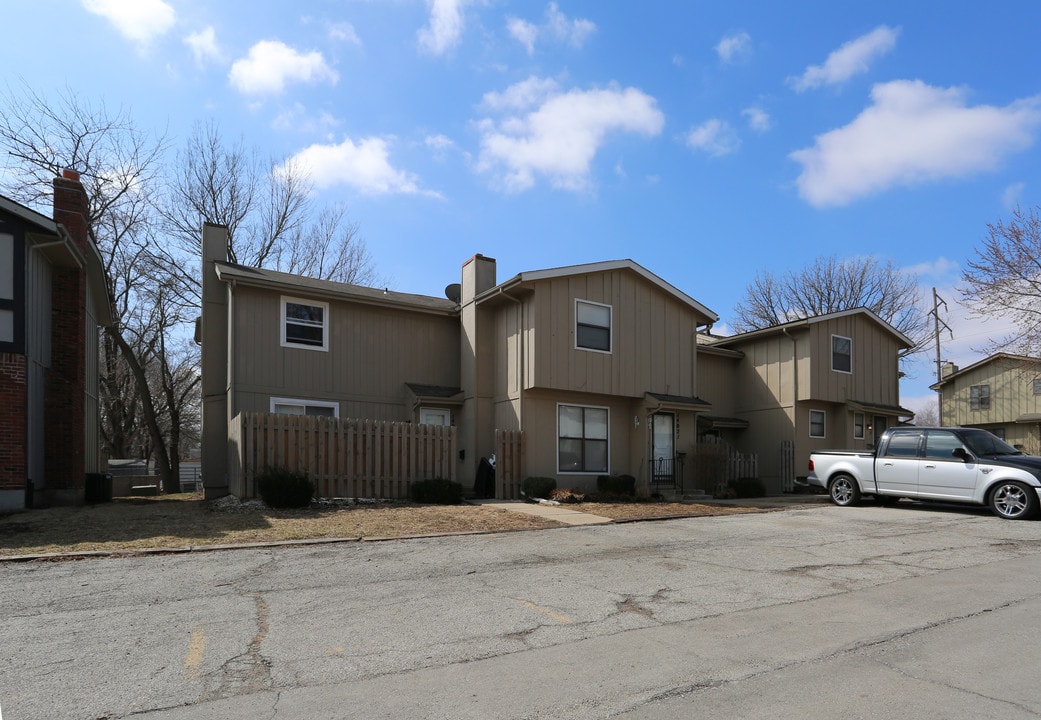 River Oaks Townhomes in Grandview, MO - Building Photo