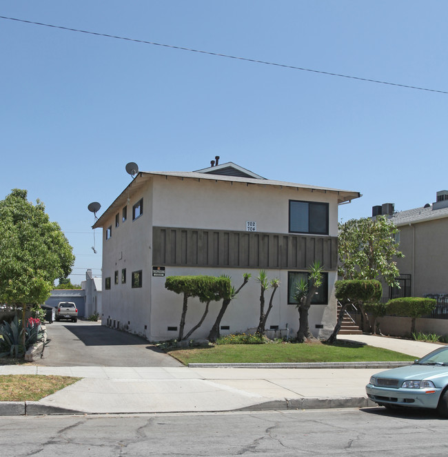 702-704 E Cedar Ave in Burbank, CA - Building Photo - Building Photo