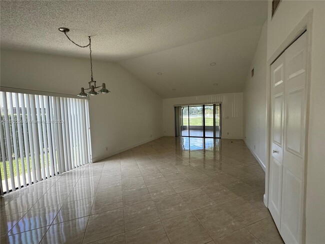 16225 Laurel Dr in Weston, FL - Building Photo - Building Photo