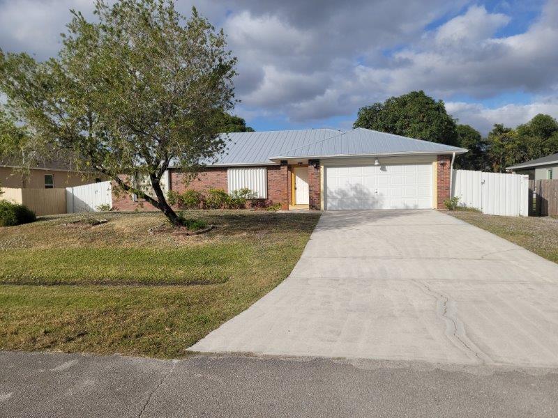 545 NW Avon Ave in Port St. Lucie, FL - Building Photo