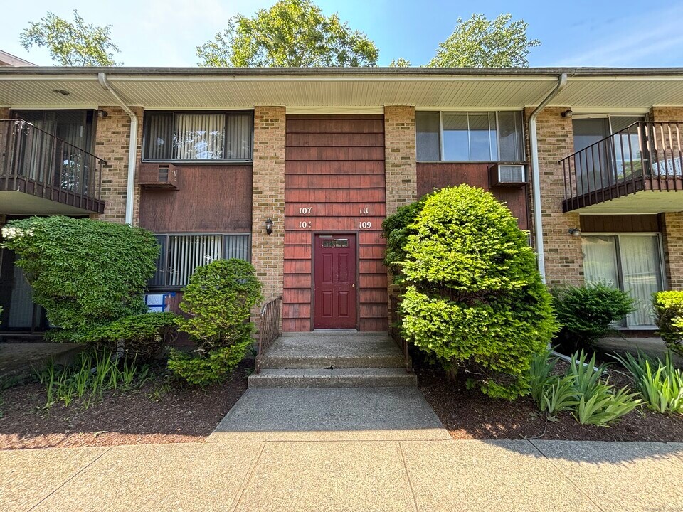 111 Kennedy Dr in Bridgeport, CT - Building Photo