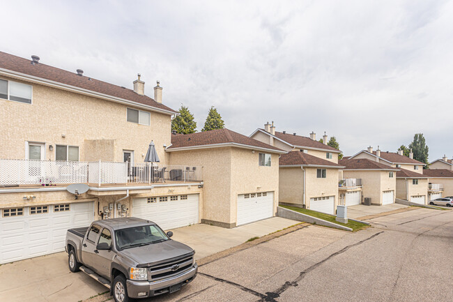 The Woods Of Whitemud Oaks in Edmonton, AB - Building Photo - Building Photo