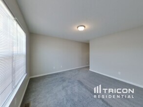8130 Grove Berry Dr in Indianapolis, IN - Building Photo - Building Photo