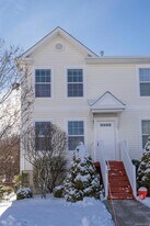 1 Lexington Way in Middletown, NY - Building Photo