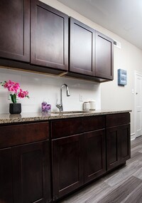 Lincoln Court Apartments - 6