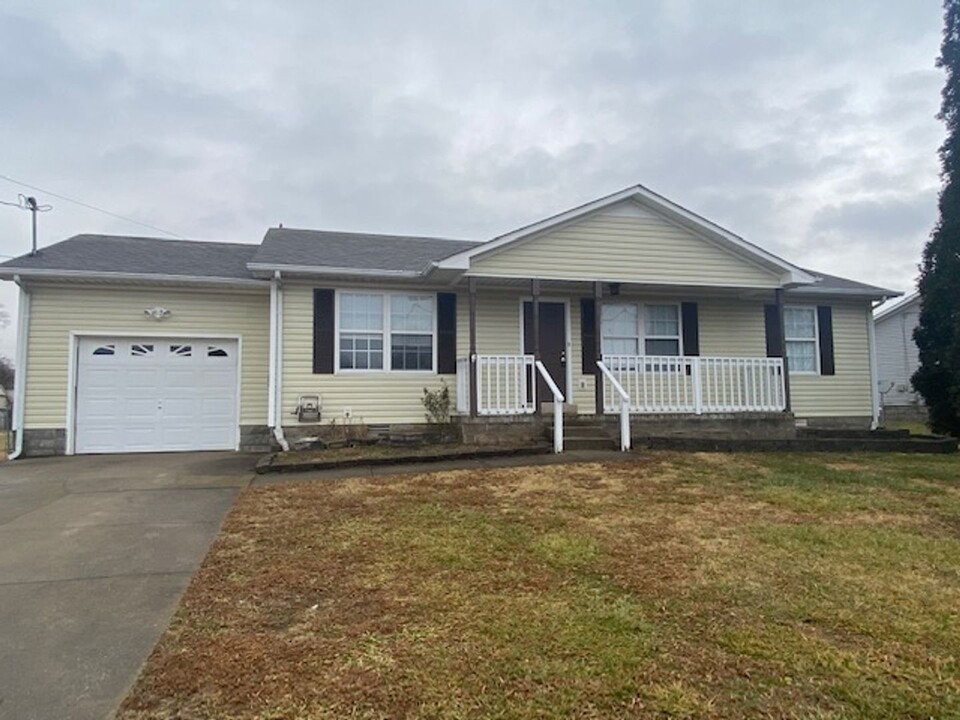 116 Gleaves Ln in Oak Grove, KY - Building Photo