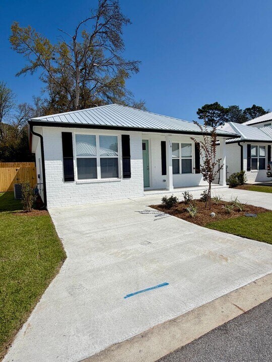 116 Penny Ln in Valparaiso, FL - Building Photo