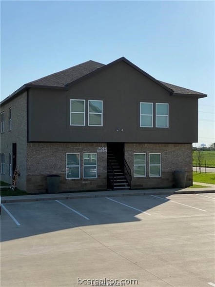 2910 Town Sq Ave, Unit 2404 in Bryan, TX - Building Photo