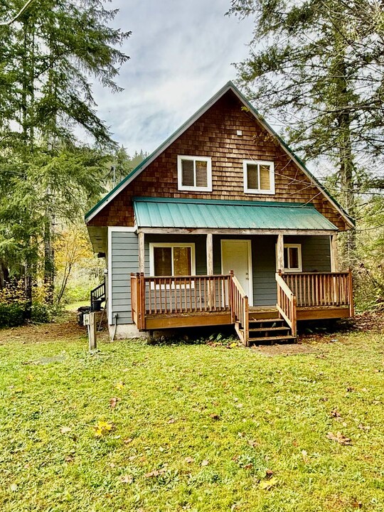 155 Riverdale Dr in Quilcene, WA - Building Photo