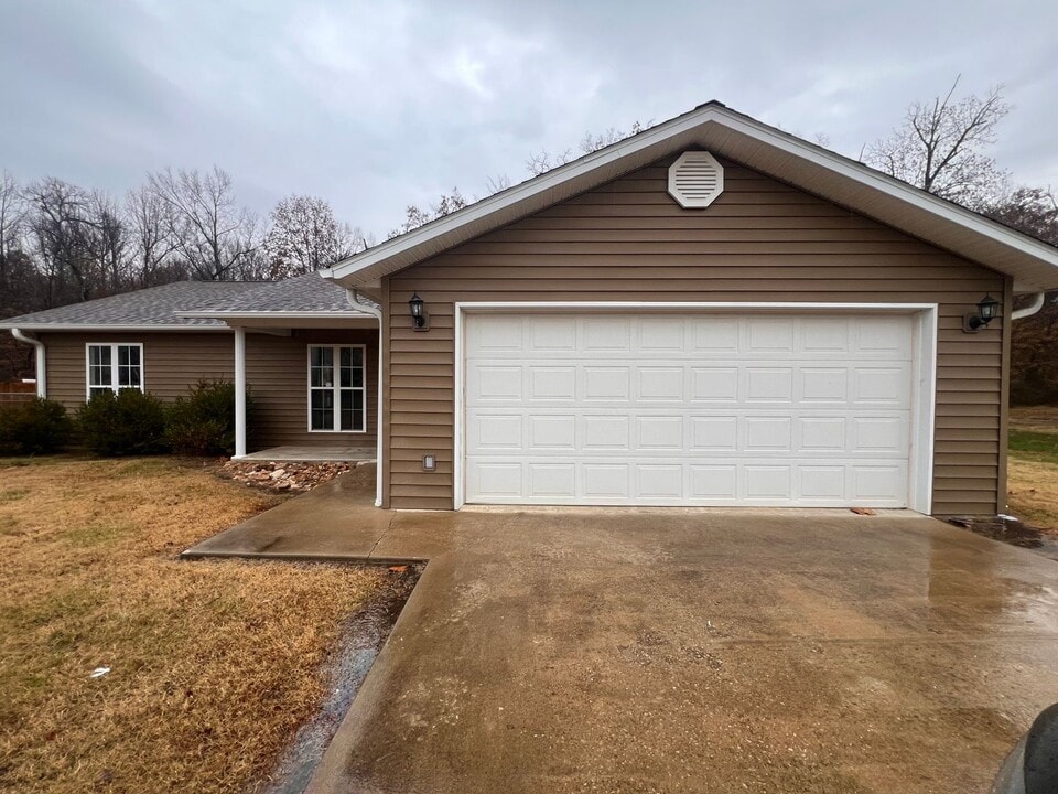 310 Sunny Valley Ln in Poplar Bluff, MO - Building Photo