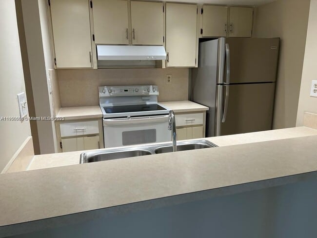 7165 NW 186th St in Hialeah, FL - Foto de edificio - Building Photo