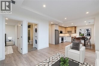 4390 Hillview Dr in Beamsville, ON - Building Photo - Building Photo